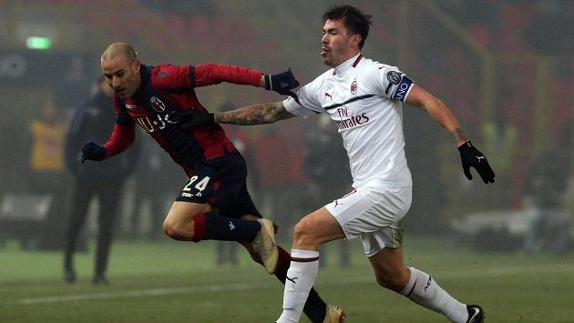Boloňský Rodrigo Palacio (vlevo) se snaží přejít přes Alessia Romagnoliho. Boloňský Rodrigo Palacio (vlevo) se snaží přejít přes Alessia Romagnoliho.