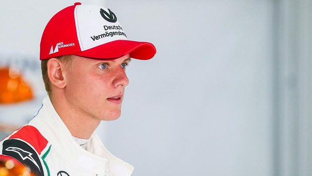 Mick Schumacher, syn sedminásobného mistra světa F1 Michaela Schumachera, v letošním roce získal titul mistra Evropy formule 3. Mick Schumacher, syn sedminásobného mistra světa F1 Michaela Schumachera, v letošním roce získal titul mistra Evropy formule 3.