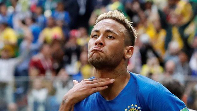 Brazilec Neymar oslavuje svůj gól proti Kostarice. Brazilec Neymar oslavuje svůj gól proti Kostarice.