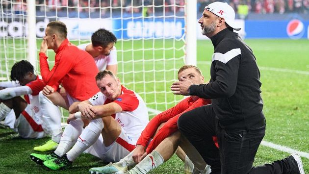 Trenér Jindřich Trpišovský a zklamaní fotbalisté Slavie Praha Tomáš Souček a Vladimír Coufal po utkání s Barcelonou. Trenér Jindřich Trpišovský a zklamaní fotbalisté Slavie Praha Tomáš Souček a Vladimír Coufal po utkání s Barcelonou.