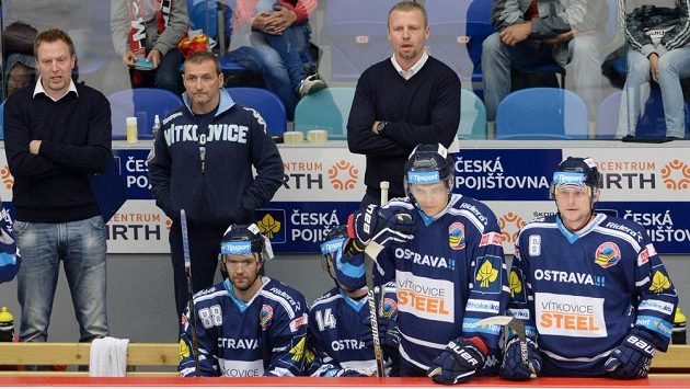 Asistent trenéra ve Vítkovicích Jakub Petr (vpravo vzadu). Asistent trenéra ve Vítkovicích Jakub Petr (vpravo vzadu).