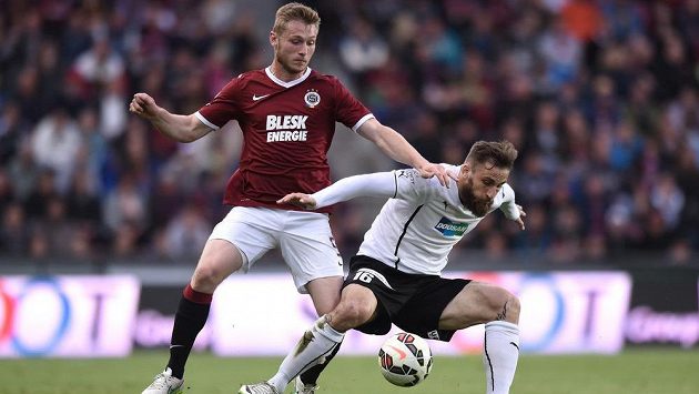 Obránce Jakub Brabec ze Sparty Praha a plzeňský Jan Holenda (v bílém dresu). Obránce Jakub Brabec ze Sparty Praha a plzeňský Jan Holenda (v bílém dresu).