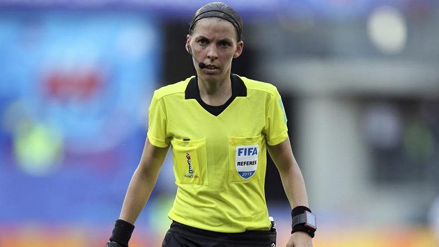 Stephanie Frappartová během čtvrtfinálového utkání na nedávném MS žen. Francouzská rozhodčí se večer stane první ženou v historii, která pískala významný zápas mužů v rámci evropských pohárů. Stephanie Frappartová během čtvrtfinálového utkání na nedávném MS žen. Francouzská rozhodčí se večer stane první ženou v historii, která pískala významný zápas mužů v rámci evropských pohárů.
