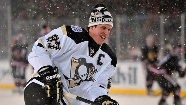 Vedoucí muž kanadského bodování letošní sezóny NHL Sidney Crosby na rozbruslení před utkáním s Chicagem. Vedoucí muž kanadského bodování letošní sezóny NHL Sidney Crosby na rozbruslení před utkáním s Chicagem.