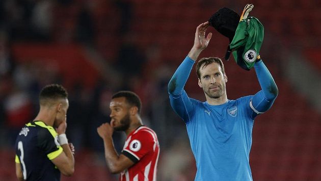 Petr Čech z Arsenalu tleská fanouškům za jejich podporu. Petr Čech z Arsenalu tleská fanouškům za jejich podporu.