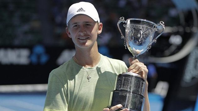 Sebastian Korda pózuje s trofejí pro juniorského vítěze Australian Open. Sebastian Korda pózuje s trofejí pro juniorského vítěze Australian Open.