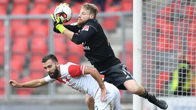 Olomoucký brankář Michal Reichl zasahuje před Josefem Hušbauerem ze Slavie. Olomoucký brankář Michal Reichl zasahuje před Josefem Hušbauerem ze Slavie.