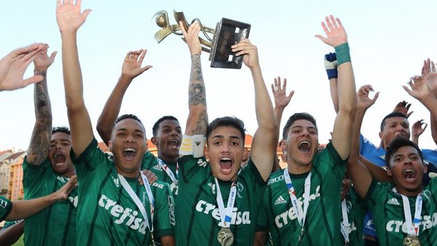 Fotbalisté brazilskáho Palmeiras ovládli loňský ročník CEE Cupu. Fotbalisté brazilskáho Palmeiras ovládli loňský ročník CEE Cupu.