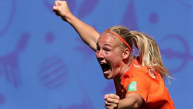 Nizozemská fotbalistka Stefanie van der Gragtová oslavuje svůj gól proti Itálii ve čtvrtfinále MS. Nizozemská fotbalistka Stefanie van der Gragtová oslavuje svůj gól proti Itálii ve čtvrtfinále MS.