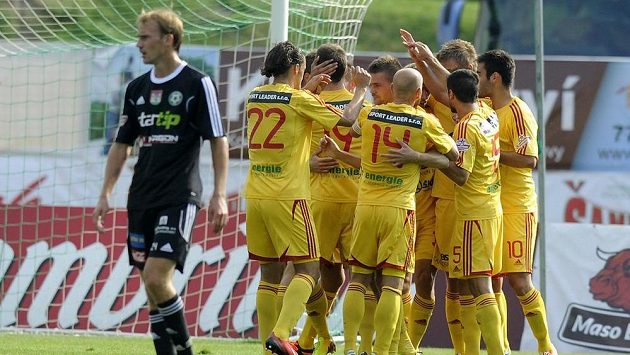 Fotbalisté pražské Dukly se radují z úvodního gólu na hřišti Příbrami. Fotbalisté pražské Dukly se radují z úvodního gólu na hřišti Příbrami.