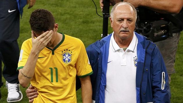 Smutný brazilský záložník Oscar (vlevo) a trenér Luiz Felipe Scolari odcházejí ze hřiště po vysoké porážce s Německem. Smutný brazilský záložník Oscar (vlevo) a trenér Luiz Felipe Scolari odcházejí ze hřiště po vysoké porážce s Německem.