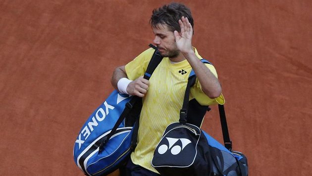 Zklamaný Švýcar Stanislas Wawrinka oupuští kurt po vyřazení v prvním kole French Open. Zklamaný Švýcar Stanislas Wawrinka oupuští kurt po vyřazení v prvním kole French Open.