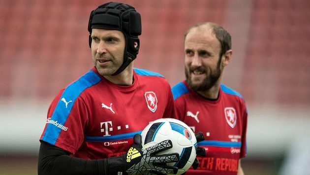 Petr Čech a Roman Hubník během tréninku české fotbalové reprezentace před rakouským kempem. Petr Čech a Roman Hubník během tréninku české fotbalové reprezentace před rakouským kempem.