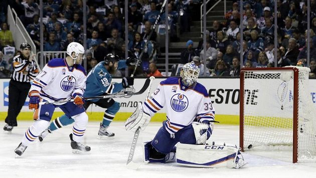 Brankář Edmontonu Cam Talbot (33) inkasuje z hole Joea Pavelskiho (18, není na snímku) ze San Jose další gól. V pozadí se raduje Joe Thornton (19). Brankář Edmontonu Cam Talbot (33) inkasuje z hole Joea Pavelskiho (18, není na snímku) ze San Jose další gól. V pozadí se raduje Joe Thornton (19).