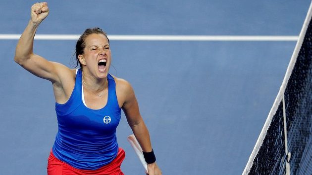 Vítězné gesto Barbory Strýcové po vítězství nad Alize Cornetovou ve finále Fed Cupu. Vítězné gesto Barbory Strýcové po vítězství nad Alize Cornetovou ve finále Fed Cupu.