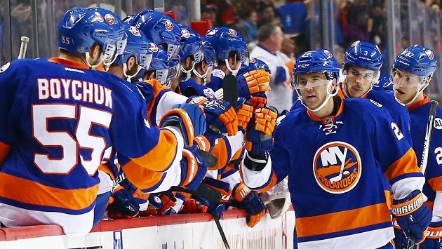 Obránce New York Islander Marek Židlický oslavuje se spoluhráči na lavičce gól proti New Jersey Devils. Obránce New York Islander Marek Židlický oslavuje se spoluhráči na lavičce gól proti New Jersey Devils.