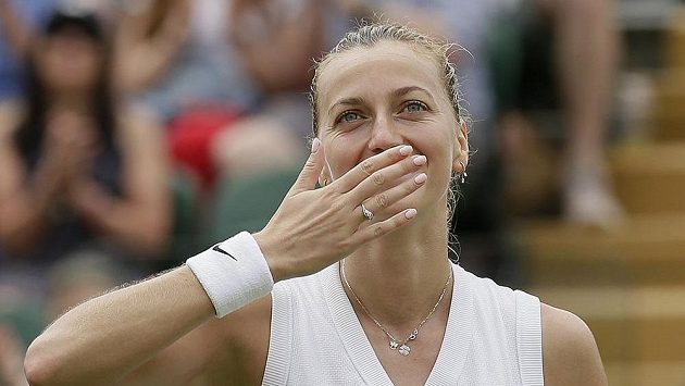 Česká tenistka Petra Kvitová zdraví diváky poté, co postoupila do osmifinále letošního Wimbledonu. Česká tenistka Petra Kvitová zdraví diváky poté, co postoupila do osmifinále letošního Wimbledonu.