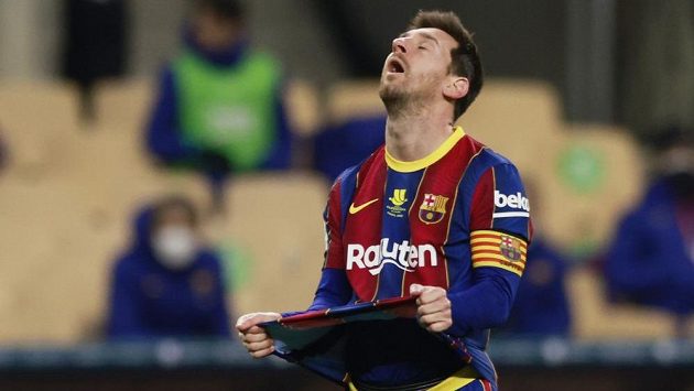 Rozladěný Lionel Messi po vyloučení ve španělském Superpoháru. Rozladěný Lionel Messi po vyloučení ve španělském Superpoháru.