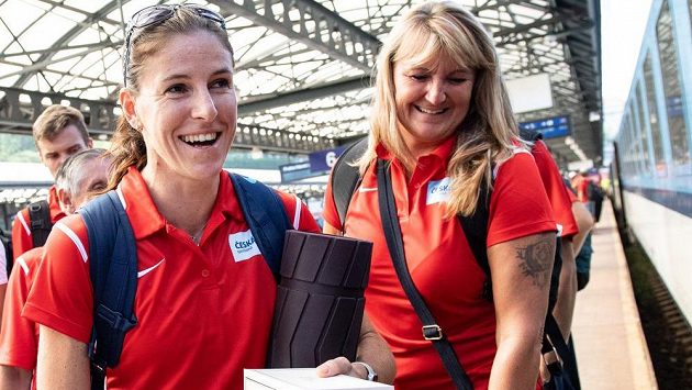 Zuzana Hejnová (vlevo) a trenérka Dana Jandová během odjezdu na ME do Berlína. Zuzana Hejnová (vlevo) a trenérka Dana Jandová během odjezdu na ME do Berlína.