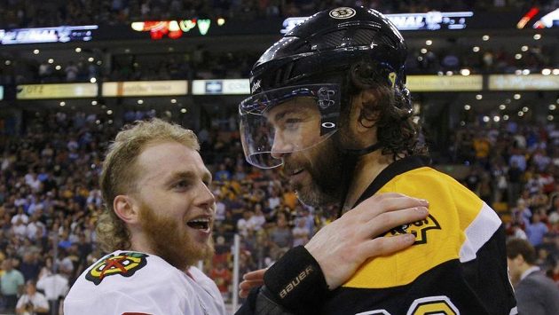 Jaromír Jágr ještě v dresu Bostonu při podávání rukou po skončení finále s Patrickem Kanem z Chicaga. Jaromír Jágr ještě v dresu Bostonu při podávání rukou po skončení finále s Patrickem Kanem z Chicaga.