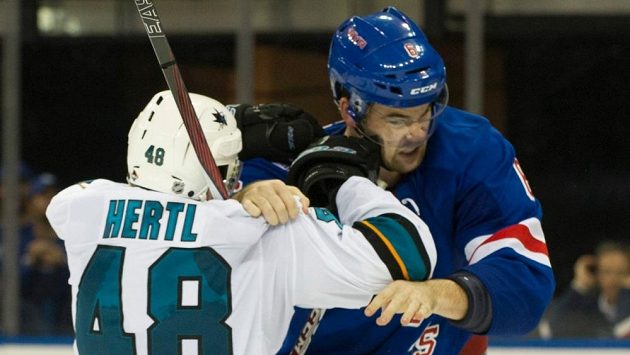 Tvrdost pěstí bijce Dylana McIlratha okusil v NHL mimo jiné i český útočník San Jose Tomáš Hertl. Tvrdost pěstí bijce Dylana McIlratha okusil v NHL mimo jiné i český útočník San Jose Tomáš Hertl.