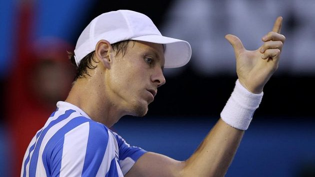 Nespokojený Tomáš Berdych v utkání se Stanislasem Wawrinkou. Nespokojený Tomáš Berdych v utkání se Stanislasem Wawrinkou.