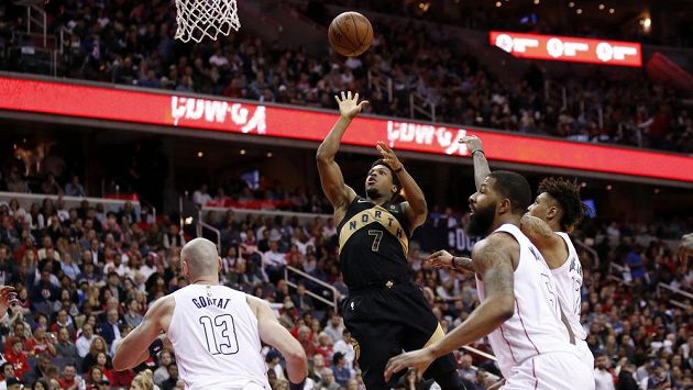 Basketbalisté Washingtonu se pokoušejí zastavit Kylea Lowryho (7) z Toronta. Basketbalisté Washingtonu se pokoušejí zastavit Kylea Lowryho (7) z Toronta.