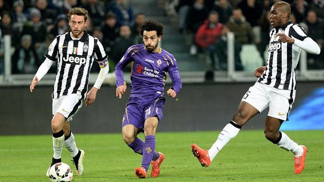 Mohamed Salah z Fiorentiny (uprostřed) střílí gól proti Juventusu v prvním semifinálovém duelu Italského poháru. Mohamed Salah z Fiorentiny (uprostřed) střílí gól proti Juventusu v prvním semifinálovém duelu Italského poháru.