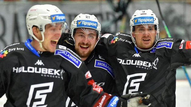 Karlovarští se radují z gólu. Uprostřed Jiří Černoch. Karlovarští se radují z gólu. Uprostřed Jiří Černoch.