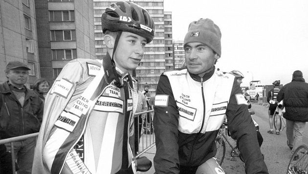 Radomír Šimůnek starší (vpravo) se svým synem na archivní fotografii z roku 2000. Radomír Šimůnek starší (vpravo) se svým synem na archivní fotografii z roku 2000.