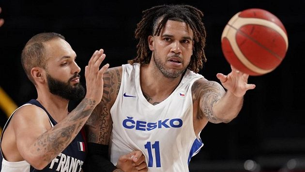 Francouz Evan Fournier (10) v souboji s českým reprezentantem Blakem Schilbem (11) na OH. Francouz Evan Fournier (10) v souboji s českým reprezentantem Blakem Schilbem (11) na OH.