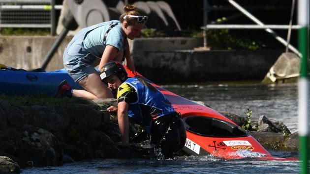Vyčerpané Tereze Fišerové pomáhají na břeh po semifinále mistrovství světa v Pau. Vyčerpané Tereze Fišerové pomáhají na břeh po semifinále mistrovství světa v Pau.