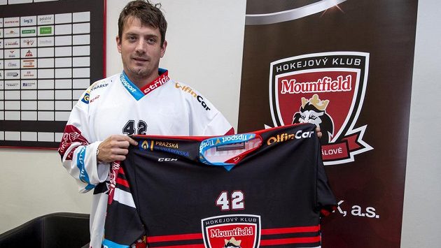 Kapitán hokejistů Hradce Králové Petr Koukal představil 11. září 2018 na tiskové konferenci v Hradci Králové dresy pro nadcházející extraligovou sezonu. Kapitán hokejistů Hradce Králové Petr Koukal představil 11. září 2018 na tiskové konferenci v Hradci Králové dresy pro nadcházející extraligovou sezonu.