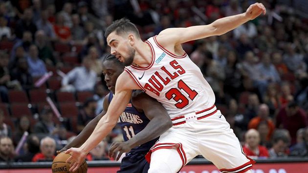 Basketbalista New Orleans Pelicans Jrue Holiday (11) a Tomáš Satoranský z Chicaga Bulls během přípravy na NBA. Basketbalista New Orleans Pelicans Jrue Holiday (11) a Tomáš Satoranský z Chicaga Bulls během přípravy na NBA.