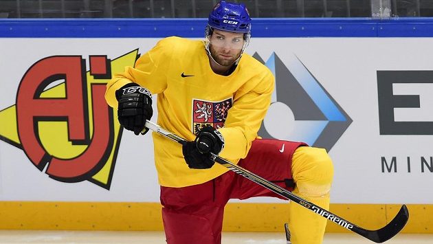 Český hokejový obránce Adam Polášek během tréninku na MS v Moskvě. Český hokejový obránce Adam Polášek během tréninku na MS v Moskvě.