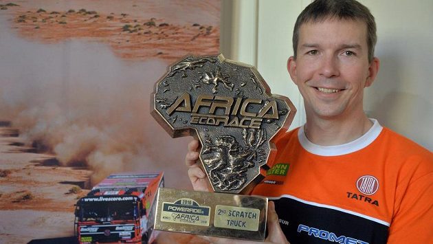 Ladislav Lála, navigátor Tomáše Tomečka, na tiskové konferenci po návratu z 8. ročníku rallye Africa Eco Race s trofejí za druhé místo. Ladislav Lála, navigátor Tomáše Tomečka, na tiskové konferenci po návratu z 8. ročníku rallye Africa Eco Race s trofejí za druhé místo.