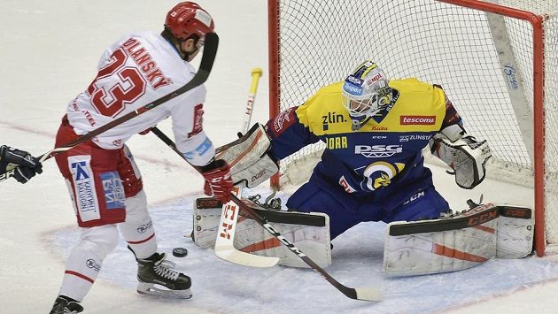 Třinecký střelec Jiří Polanský před brankářem Liborem Kašíkem ze Zlína. Třinecký střelec Jiří Polanský před brankářem Liborem Kašíkem ze Zlína.