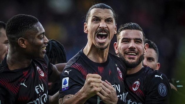 Zlatan Ibrahimovic oslavuje svůj "návratový" gól. Zlatan Ibrahimovic oslavuje svůj "návratový" gól.