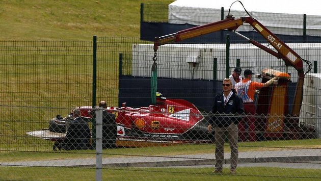 Fin Kimi Räikkönen havaroval hned v úvodu britské GP, jeho vůz bylo třeba odklidit, aby závod mohl být restartován. Fin Kimi Räikkönen havaroval hned v úvodu britské GP, jeho vůz bylo třeba odklidit, aby závod mohl být restartován.