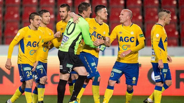 Radost teplických fotbalistů po remíze 2:2 se Slavií Praha v Edenu. Radost teplických fotbalistů po remíze 2:2 se Slavií Praha v Edenu.