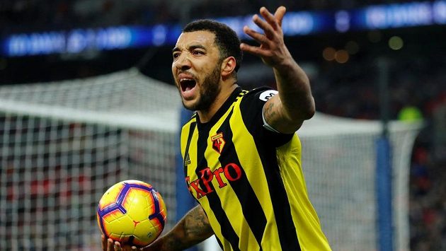 Troy Deeney z Watfordu se rozčiluje během utkání s Tottenhamem Troy Deeney z Watfordu se rozčiluje během utkání s Tottenhamem