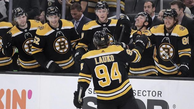 Centr Bostonu Jakub Lauko (94) se raduje se spoluhráči z gólu proti Philadelphii. Centr Bostonu Jakub Lauko (94) se raduje se spoluhráči z gólu proti Philadelphii.