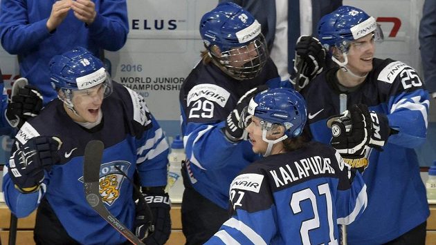 Finský útočník Antti Kalapudas (č. 21) slaví se spoluhráči gól proti Švédsku v semifinále MS dvacítek. Finský útočník Antti Kalapudas (č. 21) slaví se spoluhráči gól proti Švédsku v semifinále MS dvacítek.