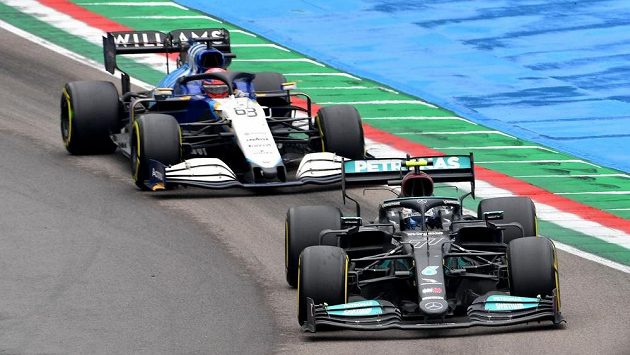 Valtteri Bottas s mercedesem a George Russell na williamsu. Ilustrační foto. Valtteri Bottas s mercedesem a George Russell na williamsu. Ilustrační foto.