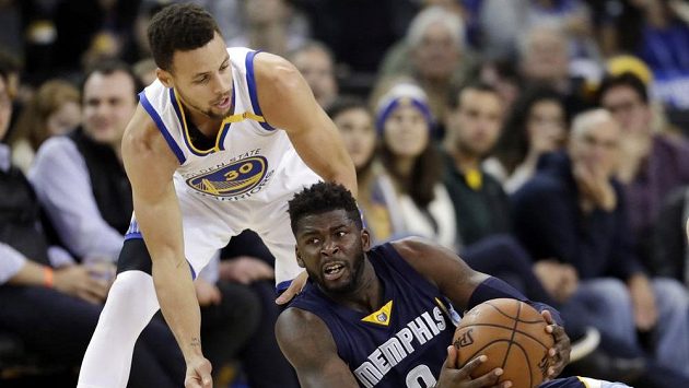 James Ennis sbírá balón protihráči Stephenovi Currymu z Golden State. James Ennis sbírá balón protihráči Stephenovi Currymu z Golden State.