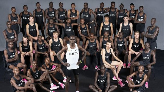 Eliud Kipchoge a houf jeho tempařů před pokusem o prolomení dvouhodinové hranice na maratonské vzdálenosti. Eliud Kipchoge a houf jeho tempařů před pokusem o prolomení dvouhodinové hranice na maratonské vzdálenosti.