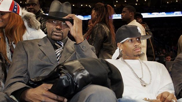 Shaquille O´Neal (vlevo) a Allen Iverson, dva budoucí členové basketbalové Síně slávy, sledují při All Star víkendu NBA 2005 v Denveru zápas nováčků. Shaquille O´Neal (vlevo) a Allen Iverson, dva budoucí členové basketbalové Síně slávy, sledují při All Star víkendu NBA 2005 v Denveru zápas nováčků.