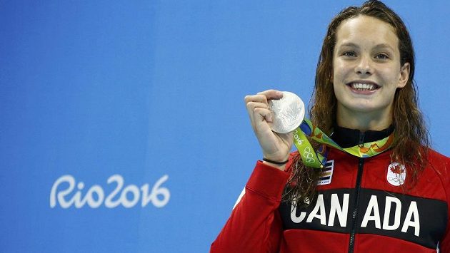Kanaďanka Penny Oleksiaková s medaiílí po závodě na 100 metrů motýlek. Kanaďanka Penny Oleksiaková s medaiílí po závodě na 100 metrů motýlek.