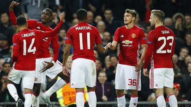 Záložník Manchesteru United Paul Pogba (druhý zleva) slaví se spoluhráči gól - ilustrační foto. Záložník Manchesteru United Paul Pogba (druhý zleva) slaví se spoluhráči gól - ilustrační foto.