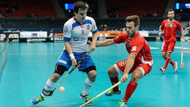Český obránce Michal Podhráský (vlevo) ve čtvrtfinále MS proti Dánsku. Český obránce Michal Podhráský (vlevo) ve čtvrtfinále MS proti Dánsku.